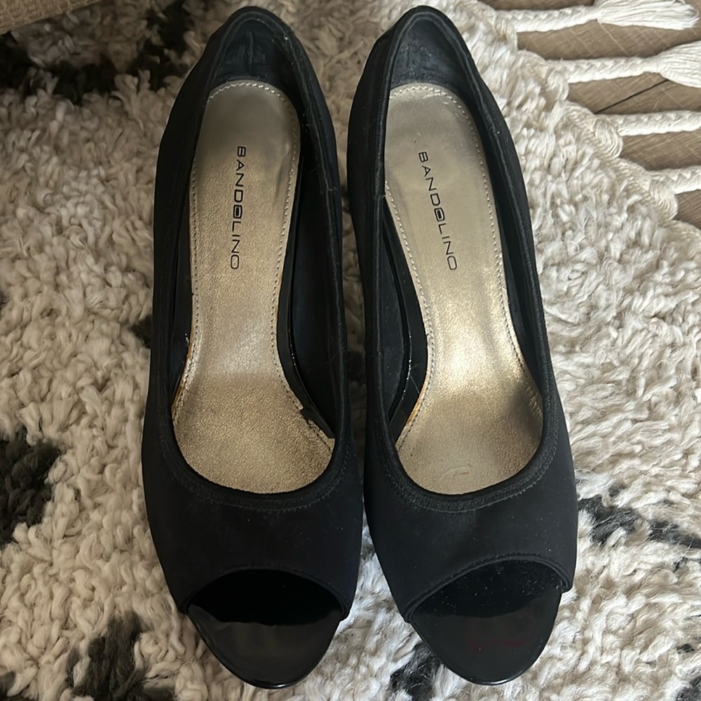 Women’s Bandolino 6.5 black peep toe 3” heel.  Silky feel cloth and patent.  GUC